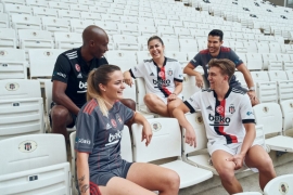 Beşiktaş'ın 2021-2022 sezonu formaları Boğaz’da teknede tanıtıldı