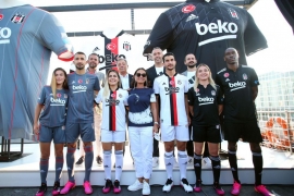 Beşiktaş'ın 2021-2022 sezonu formaları Boğaz’da teknede tanıtıldı