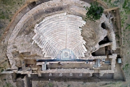 Parion Antik Kenti ve ihtişamının simgesi Roma Tiyatrosu