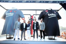 Beşiktaş'ın 2021-2022 sezonu formaları Boğaz’da teknede tanıtıldı