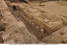 Roma tiyatrosunda munera, venatio, naumachia gösterileri ve Türkiye'deki örneklerinden Parion Tiyatrosu