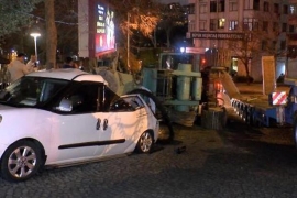 Beşiktaş'ta tırın taşıdığı vinç park halindeki araçların üzerine devrildi