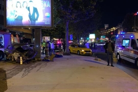 Demir parmaklıklara, sonra da reklam panosuna çarptı