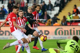 Kartal pençelerini geçirdi