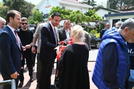 ÖZEL HABER: Genç başkanın yoğun günü! Kızlarıyla oy kullandı. Seçimler için vatandaşa yardımcı oldu. Anneler Gününü kutladı!