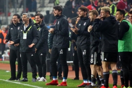 Kartal pençelerini geçirdi