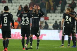 Kartal pençelerini geçirdi