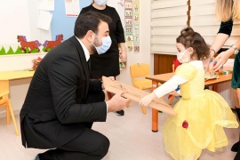 Başkan Akpolat'tan minik öğrencilere yeni yıl sürprizi