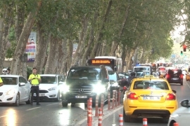 Hakimiyetini kaybeden motosiklet sürücüsü yayalara çarptı