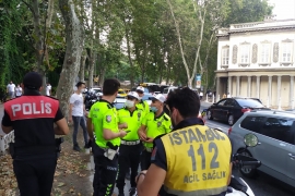 Hakimiyetini kaybeden motosiklet sürücüsü yayalara çarptı