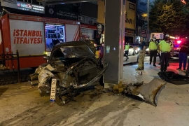 Demir parmaklıklara, sonra da reklam panosuna çarptı