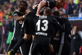 Kartal pençelerini geçirdi