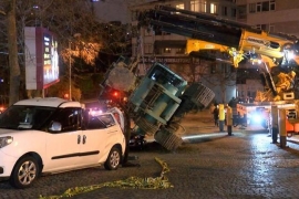 Beşiktaş'ta tırın taşıdığı vinç park halindeki araçların üzerine devrildi