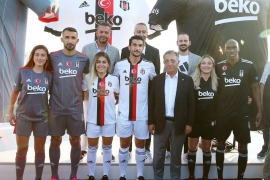Beşiktaş'ın 2021-2022 sezonu formaları Boğaz’da teknede tanıtıldı