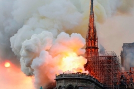 Notre Dame Katedrali alevlerin arasında