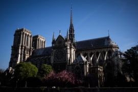 Notre Dame Katedrali alevlerin arasında