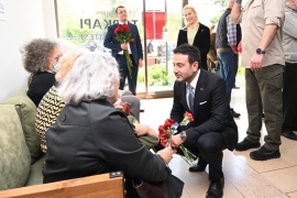 ÖZEL HABER: Genç başkanın yoğun günü! Kızlarıyla oy kullandı. Seçimler için vatandaşa yardımcı oldu. Anneler Gününü kutladı!