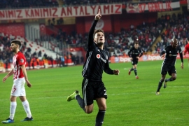 Kartal pençelerini geçirdi