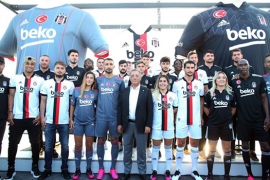 Beşiktaş'ın 2021-2022 sezonu formaları Boğaz’da teknede tanıtıldı
