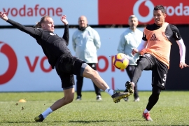 Antrenmandan önce kadınlar günü kutlaması