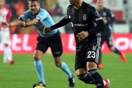 Kartal pençelerini geçirdi