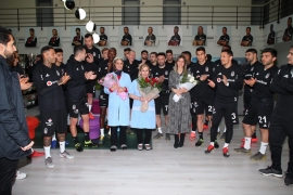 Antrenmandan önce kadınlar günü kutlaması