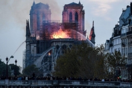 Notre Dame Katedrali alevlerin arasında