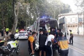 Hakimiyetini kaybeden motosiklet sürücüsü yayalara çarptı