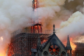 Notre Dame Katedrali alevlerin arasında