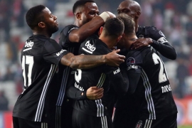 Kartal pençelerini geçirdi