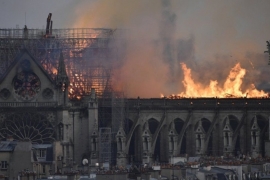 Notre Dame Katedrali alevlerin arasında