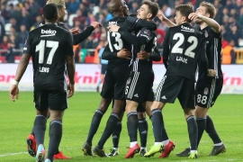 Kartal pençelerini geçirdi