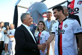 Beşiktaş'ın 2021-2022 sezonu formaları Boğaz’da teknede tanıtıldı