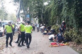 Hakimiyetini kaybeden motosiklet sürücüsü yayalara çarptı