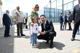 ÖZEL HABER: Genç başkanın yoğun günü! Kızlarıyla oy kullandı. Seçimler için vatandaşa yardımcı oldu. Anneler Gününü kutladı!