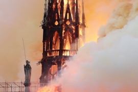 Notre Dame Katedrali alevlerin arasında