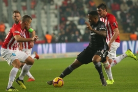 Kartal pençelerini geçirdi