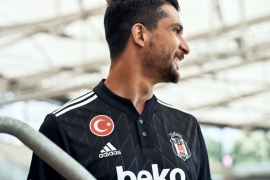 Beşiktaş'ın 2021-2022 sezonu formaları Boğaz’da teknede tanıtıldı