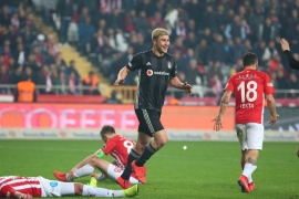 Kartal pençelerini geçirdi