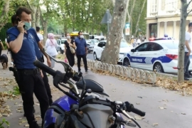 Hakimiyetini kaybeden motosiklet sürücüsü yayalara çarptı