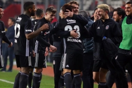 Kartal pençelerini geçirdi