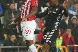 Kartal pençelerini geçirdi