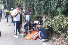 Hakimiyetini kaybeden motosiklet sürücüsü yayalara çarptı