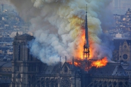 Notre Dame Katedrali alevlerin arasında