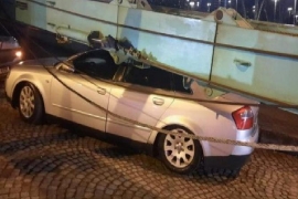 Beşiktaş'ta tırın taşıdığı vinç park halindeki araçların üzerine devrildi