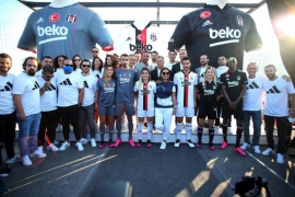 Beşiktaş'ın 2021-2022 sezonu formaları Boğaz’da teknede tanıtıldı
