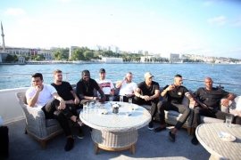 Beşiktaş'ın 2021-2022 sezonu formaları Boğaz’da teknede tanıtıldı