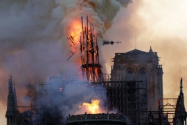 Notre Dame Katedrali alevlerin arasında