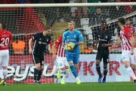 Kartal pençelerini geçirdi