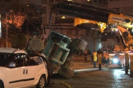 Beşiktaş'ta tırın taşıdığı vinç park halindeki araçların üzerine devrildi